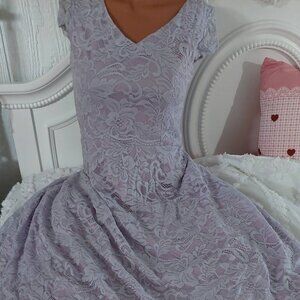 Robe longue en dentelle lilas